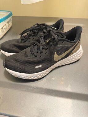 Nike Black and Gold Running Sneakers